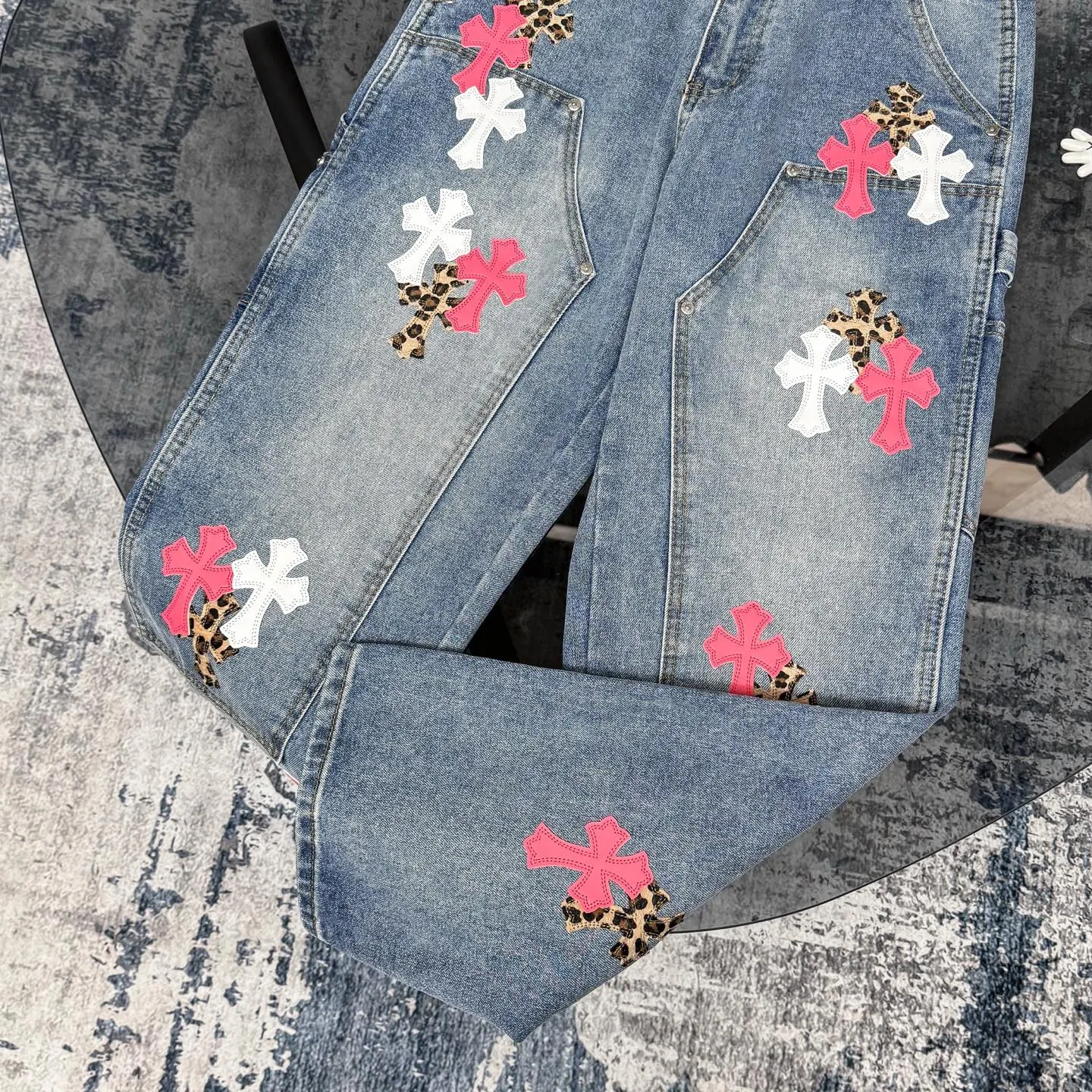P280 CH Chromehearts Malaysia-limited leopard print cross patchwork leather workwear jeans and logging pants. The counter price is 34W. It is decorated with patchwork cross patterns and washed jeans! ! An absolutely high-end luxury product, a 1.9W-level god-level single product, a super popular product, made by top heavy industry, a magic weapon that cannot be missed! [About Zangyin] This is an extremely luxurious fashion brand that can also be called the aristocracy of the high street. It has always been an exclusive brand for some hipsters or rich second generations. Compared with ordinary high streets, it is more luxurious and noble. Compared with luxury brands, it is more fashionable and individual. It has always been a brand that I have a special liking for. [Top heavy industry fashion design] Consistently high-street luxury style. Speaking of this style, the Zangyin family and GU family are definitely the leading representative brands. Especially the Zangyin family has really achieved a state-of-the-art effect in creating high-street style. The unique washed material is used to create this style. The color system is already quite eye-catching. After it is decorated with patchwork cross flowers, it cleverly highlights the charm of the brand. Secondly, this style uses classic The high-waist cutting design highlights the long legs and fashionable temperament of the upper body. The brand is highly recognizable and the slim fit configuration is more suitable for daily wear. It is a product that interprets personality, fashion, and specifications at a glance. This single product is enough to make any fan excited. It can be a white T-shirt for a youthful college style, or a tight suspender for a royal style. It has strong matching ability and can be easily controlled by men.  [Materials and craftsmanship] Needless to say, this point goes without saying. As an excellent craftsman brand, Zangyin’s requirements for details and craftsmanship are really perfect. The washed color of this model has gone through so many processes, not to mention the embellishment of denim appliques. It is also purely hand-made and sewn. Just like what they believe in, only hand-made things have soul and have the meaning of wear. A top-notch heavy-duty fashionable denim item, I look forward to your perfect interpretation! !  Color: blue Size: 28-36